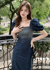 Elegante vestido vaquero azul marino degradado con cuello cuadrado y mangas abullonadas